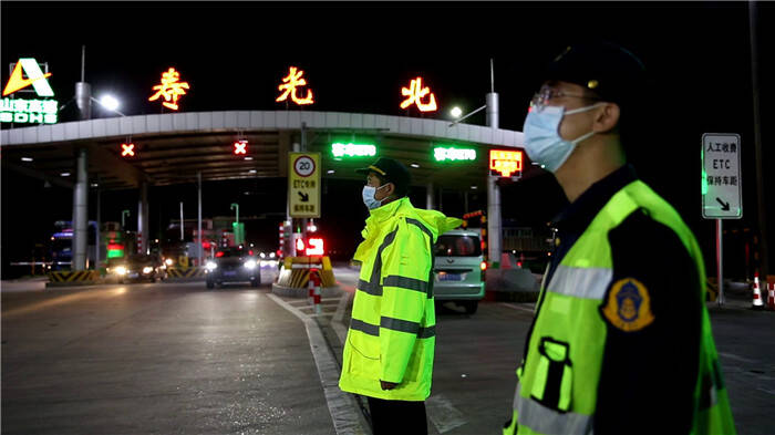 寿光严守高速路口筑牢疫情防控前哨防线