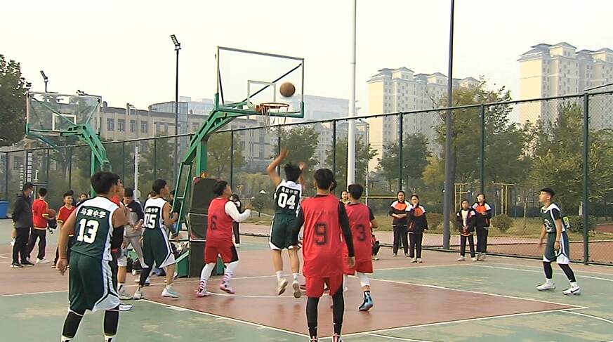 奋力拼搏 金乡近千名中小学生篮球场上展开激烈角逐