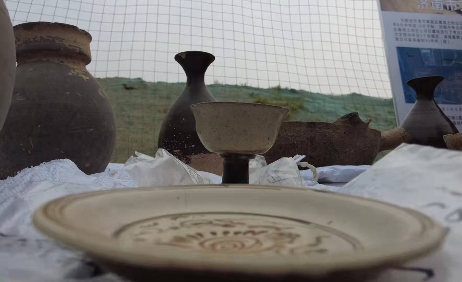 陶壶、瓷罐、铜钱……29座墓葬，90多件文物，济南莱芜区取得考古大发现