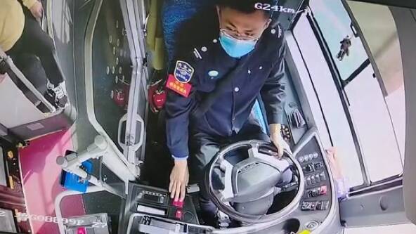 身边正能量｜潍坊：老人乘车突然昏迷 公交驾驶员当起了“救护员”