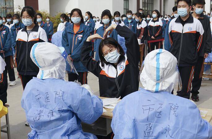 五莲县第一中学女学生向医务人员比“爱心” 感谢医务人员的付出