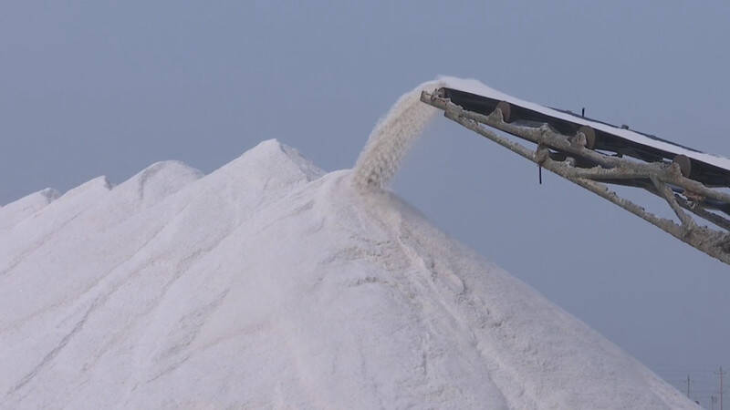潍坊昌邑：秋盐迎来收获季 今年全年产量将超8万吨