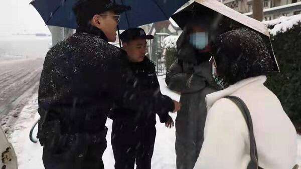 济南：少年雪中乘错车手机关机急坏家长 民警及时救助寻人