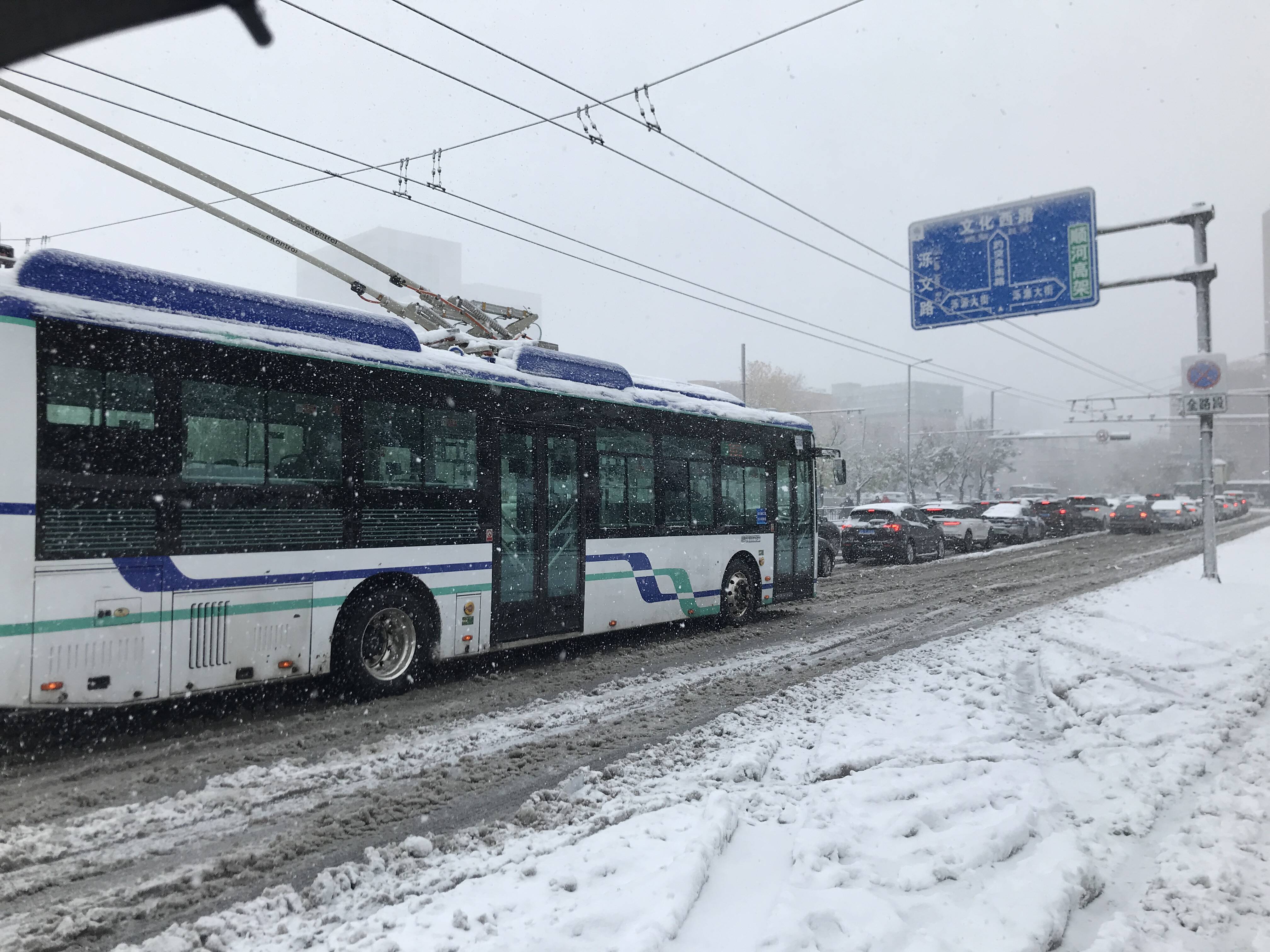 道路结冰黄色预警！济南今夜至24日上午有中雪，可能出现影响交通的道路结冰