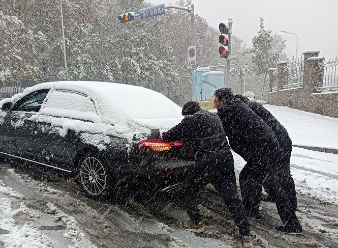 降雪导致道路结冰，私家车路上“趴了窝” ，公交人齐心协力伸援手