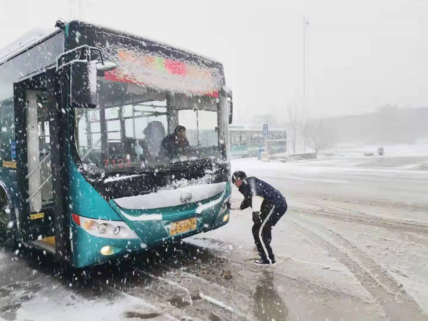 受降雪影响，截至8日15时，济南公交54条线路临时停运或绕行