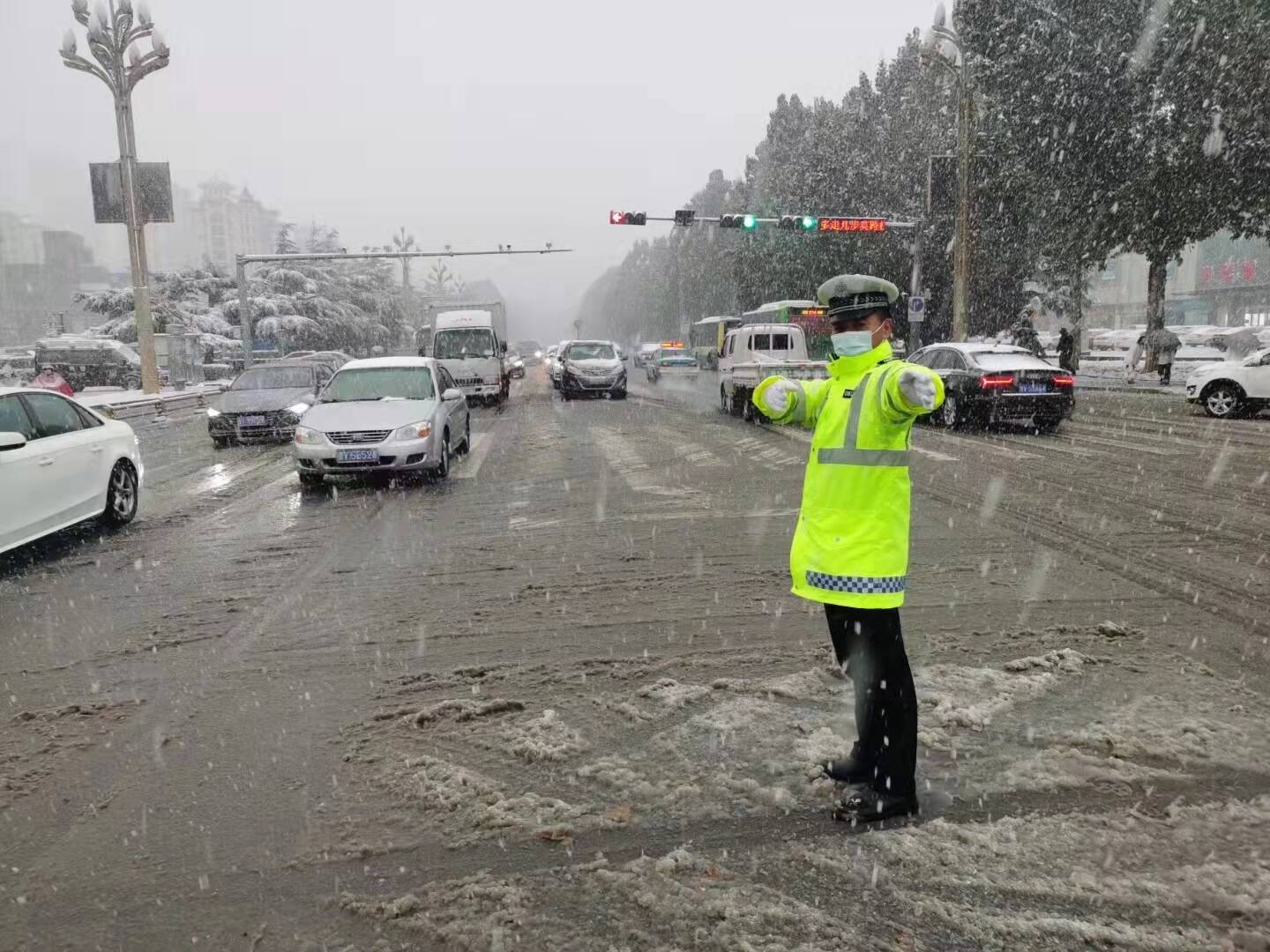 以雪为令！潍坊交警顶风雪指挥疏导交通