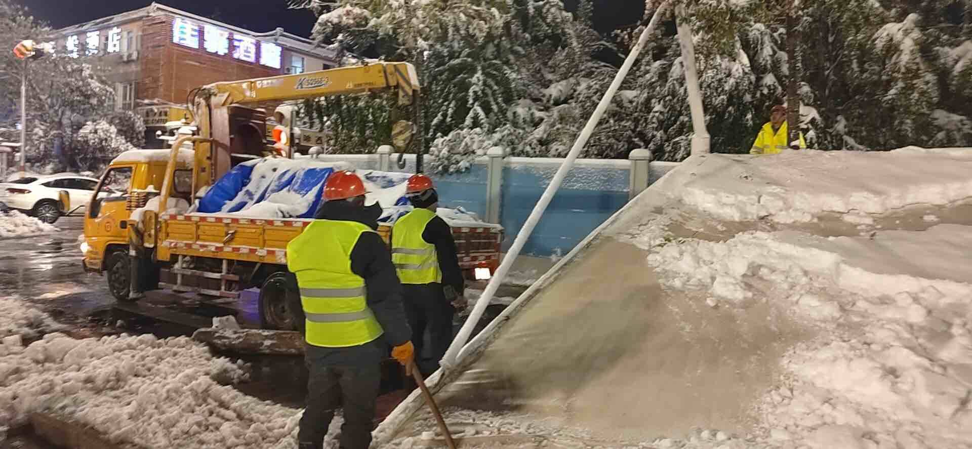 济南经十路被大雪压塌的遮阳棚正在紧急处置 预计上半夜完成
