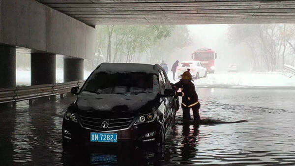 雨雪天德州一车辆在桥洞内抛锚 积水淹了半个轮胎 消防紧急救援