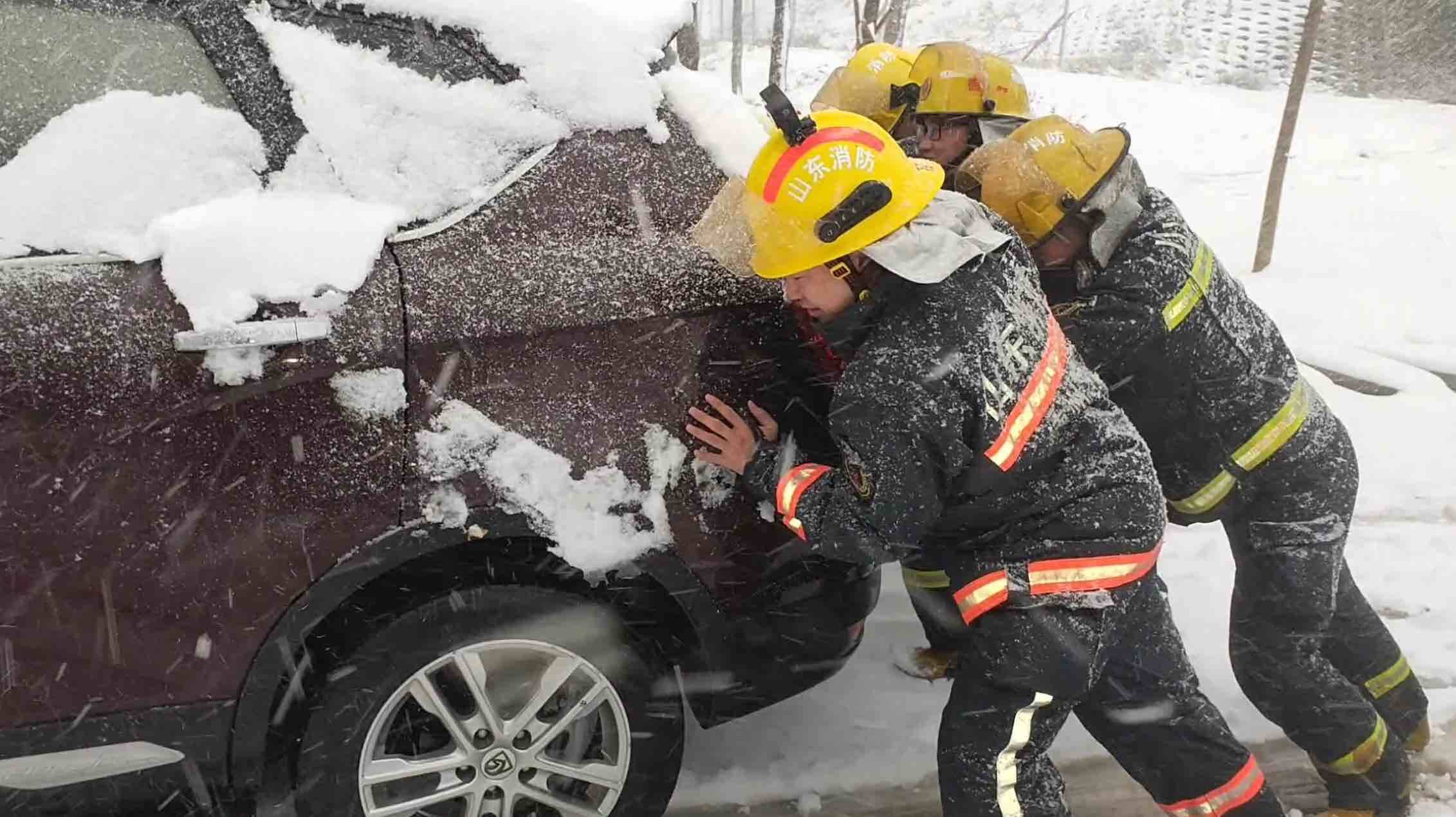 德州：雨雪天车辆抛锚 消防紧急救援