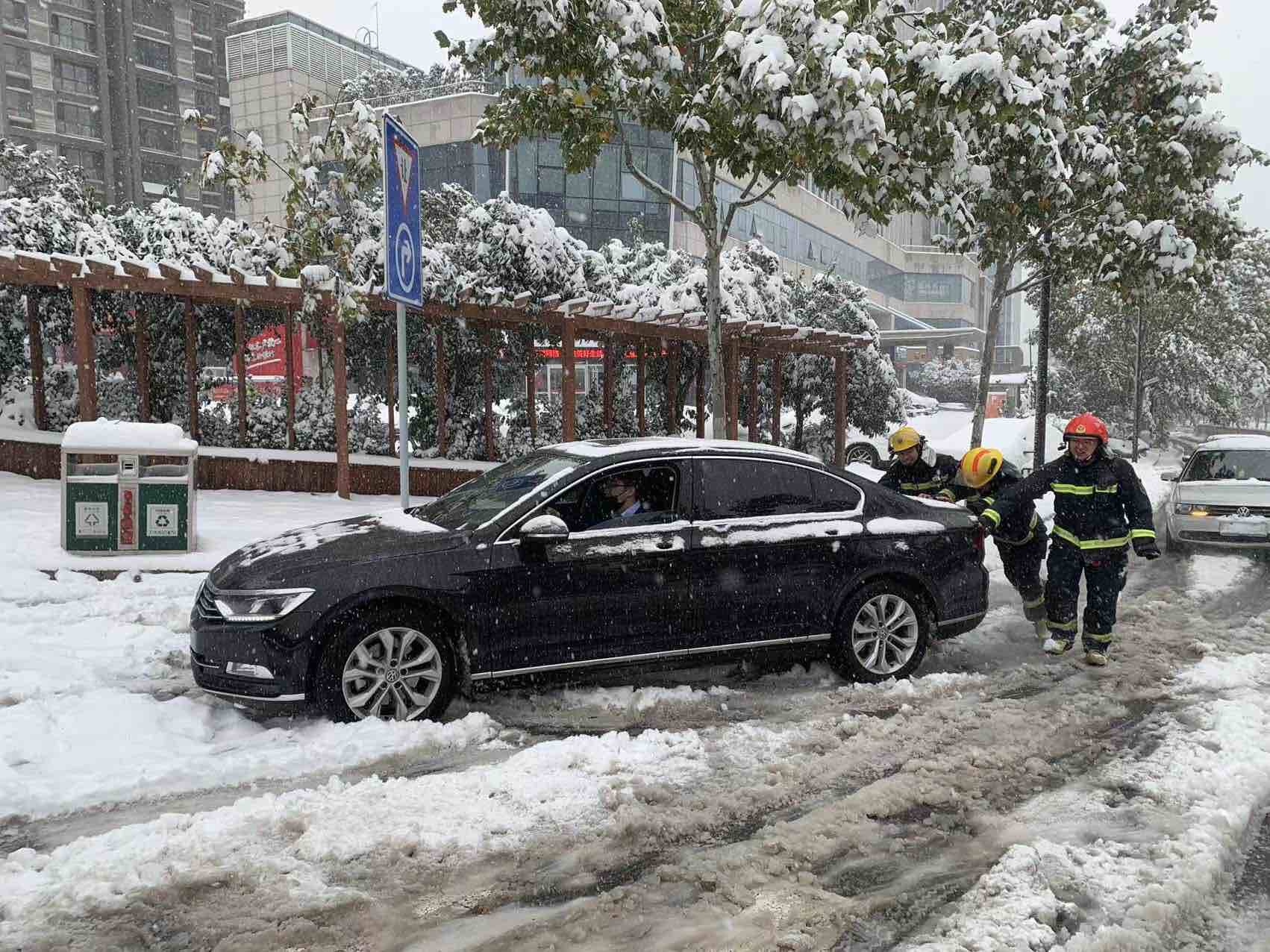 出警归队遇车辆被困积雪 济南消防员徒手推车助司机脱困