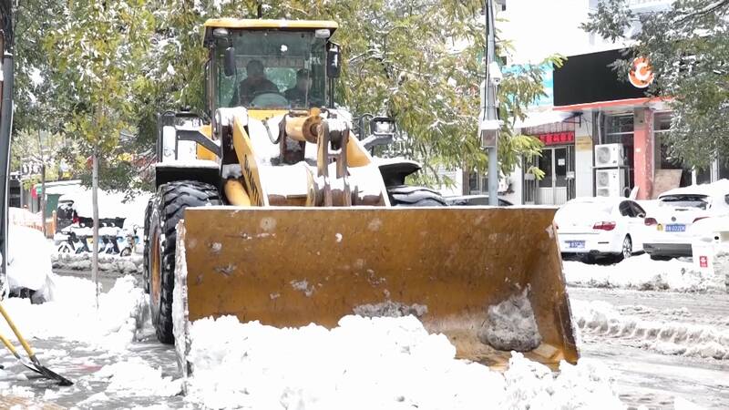 德州德城区党员干部下沉清雪除冰一线，战风雪保畅通