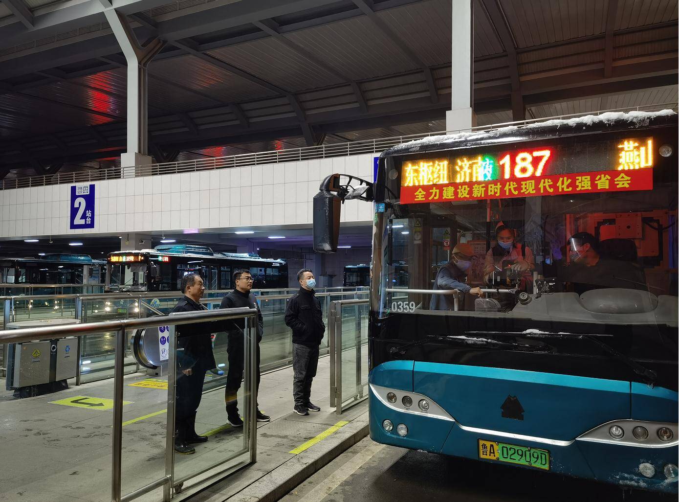 高铁不到站，公交不收车！济南公交全力保障列车晚点乘客出行