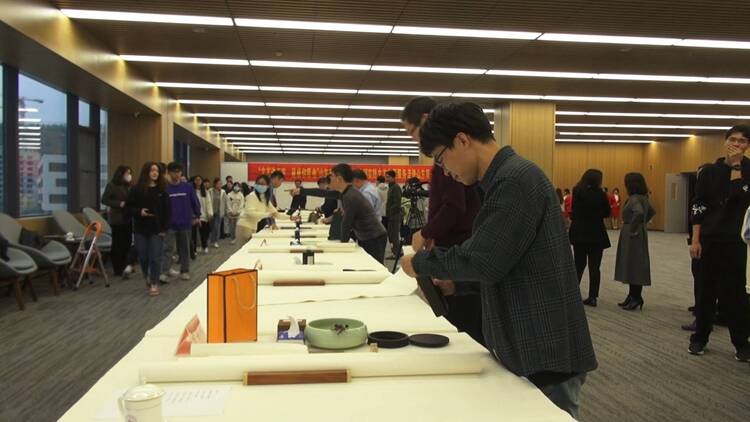 一次性感受近百幅書法作品 山東這所學(xué)校把“書法展”搬進(jìn)了學(xué)校