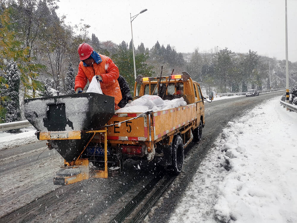 淄博出动115台套清雪设备确保域内855.2公里普通国省道安全通行