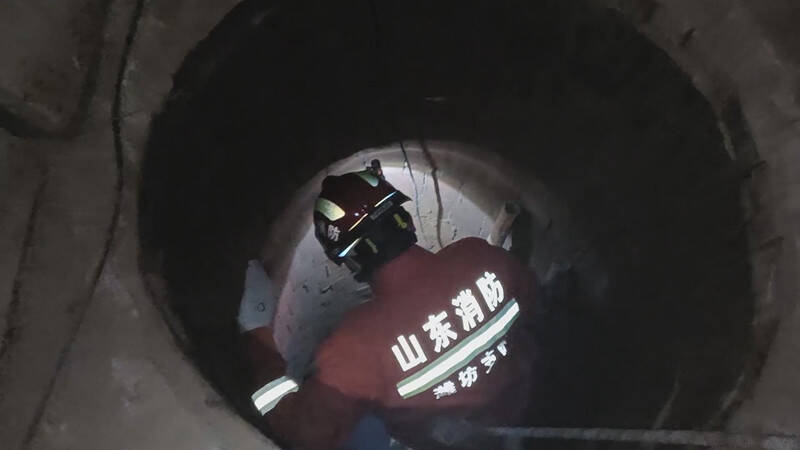 村民坠入6米深姜井  潍坊消防紧急救援
