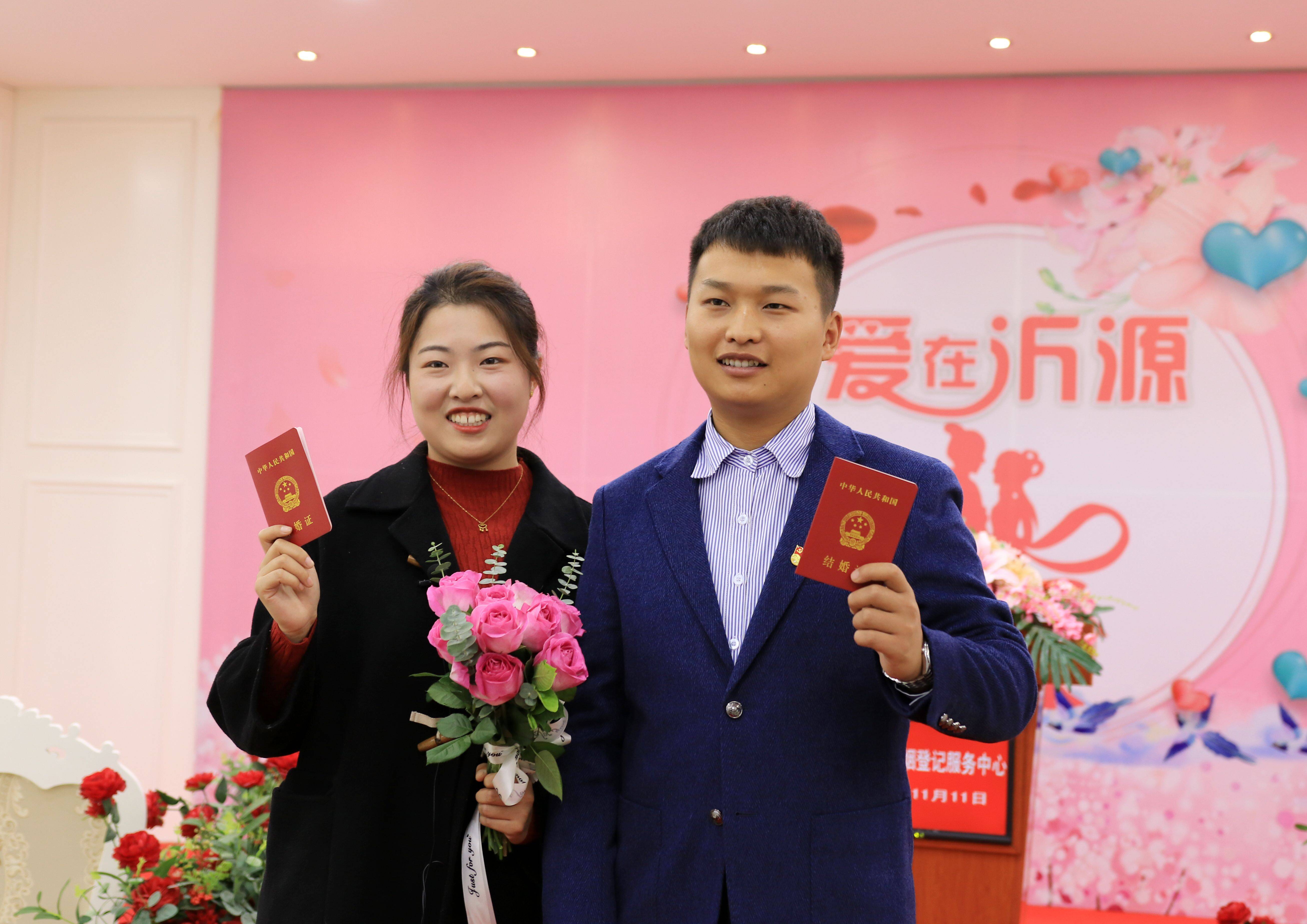 淄博发出全国首张使用电子身份证办理的结婚证