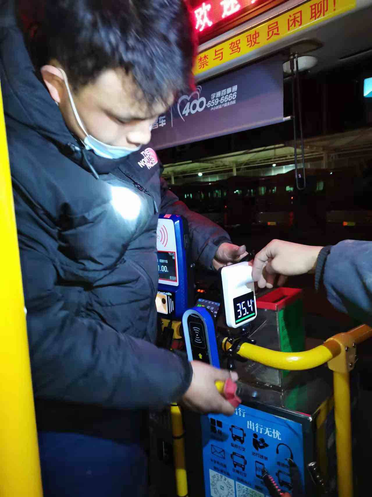 自动测温 乘车更放心！淄博2200多台公交车有了“黑科技”