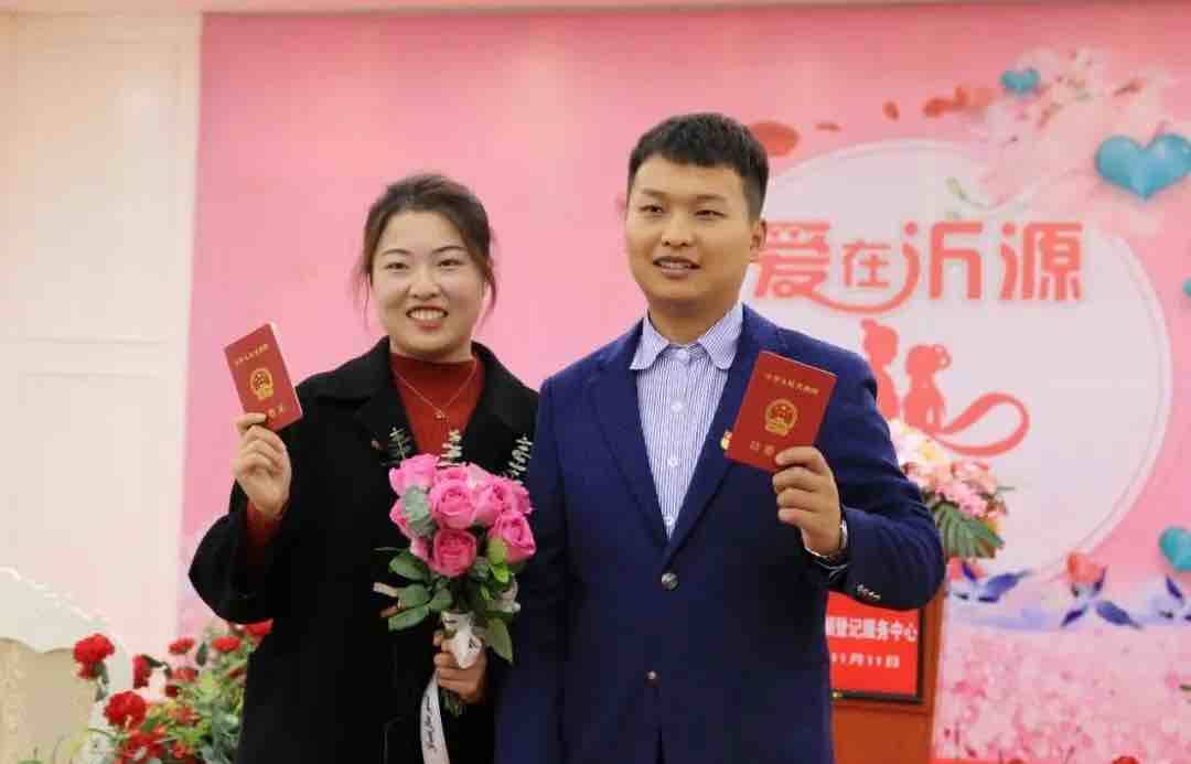 淄博发出全国首张使用居民身份证电子证照办理的结婚证