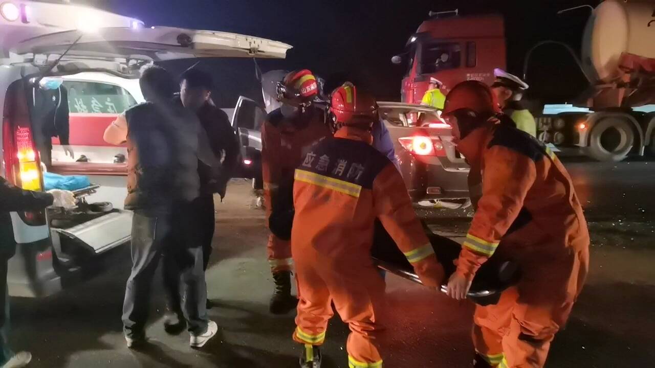 两车深夜相撞三人被困，滕州消防紧急救援