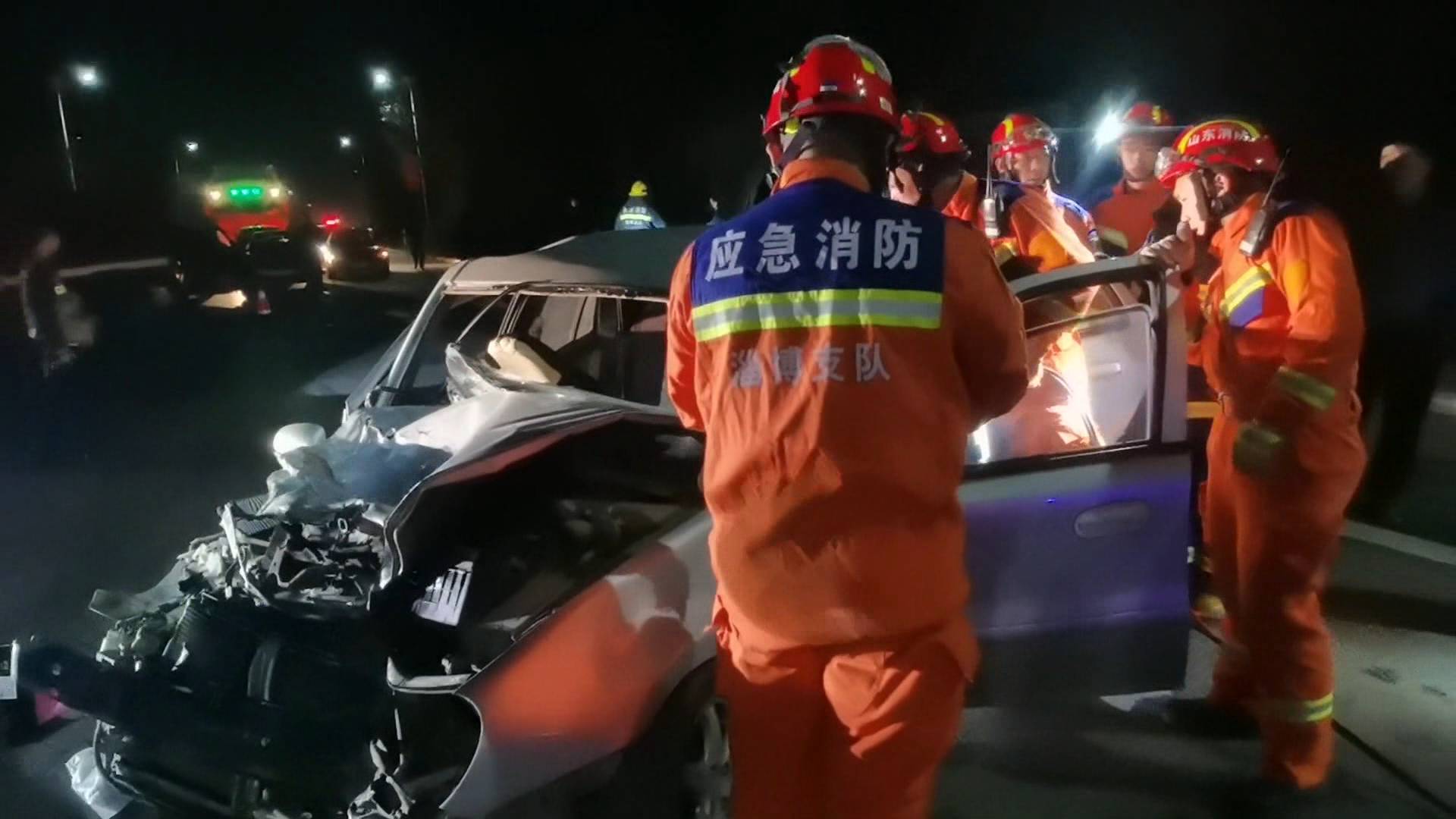淄博：轿车追尾货车 驾驶员被困 消防紧急营救