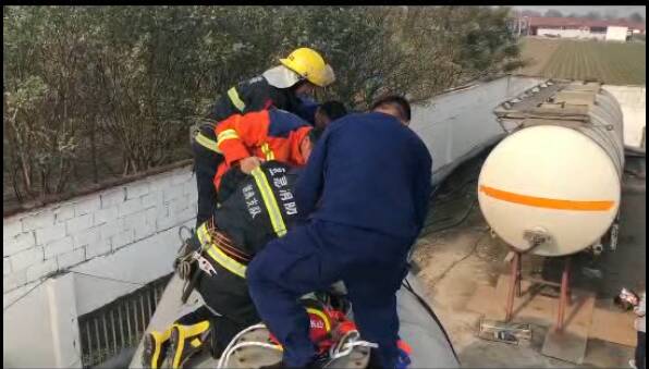 工人清洗半挂车罐昏迷被困  淄博消防紧急施救及时送医