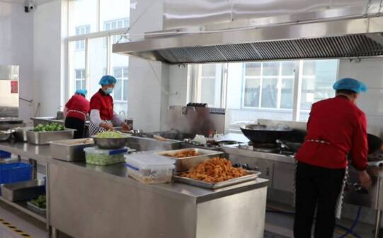 吃上放心饭菜！济南市钢城经济开发区创办“中央厨房” ，可满足周边40余家企业职工就餐