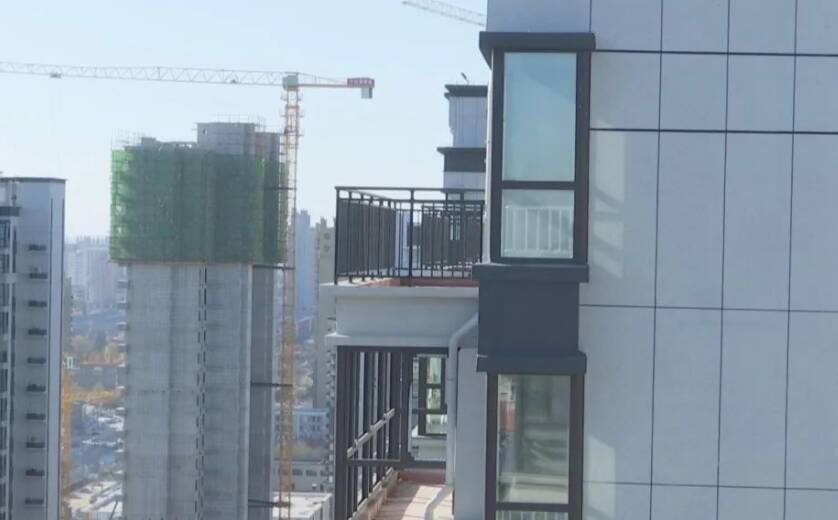 潍坊寿光一小区开发商承诺顶楼阳台可以封闭，可交房后却成了违建？