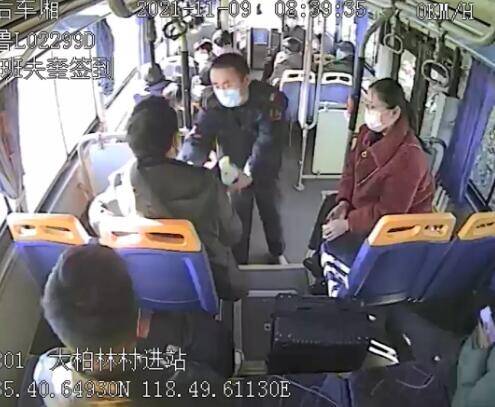 莒县公交车上，一男子突然口吐血沫，万幸的是......