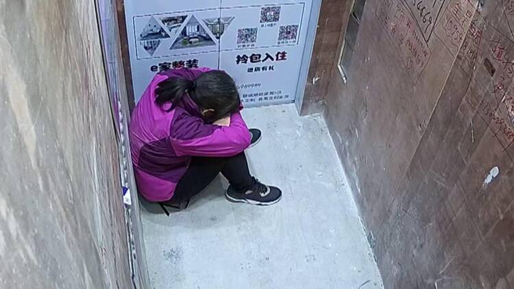 在建小区电梯故障女子被困9小时，绝望之际她写下遗书，民警却“神兵天降”