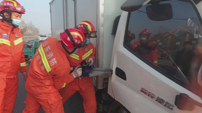 小货车撞护栏一人被困 潍坊昌邑消防紧急救援