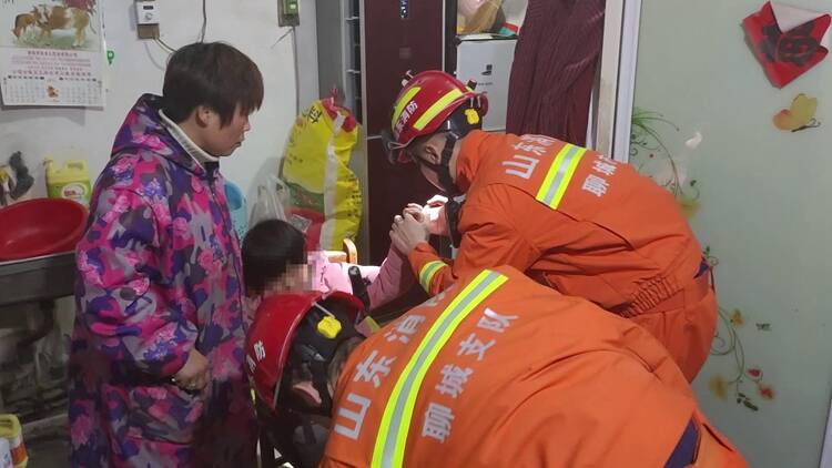 6岁女娃娃手指被卡铁环充血肿胀，聊城消防暖心“解救”