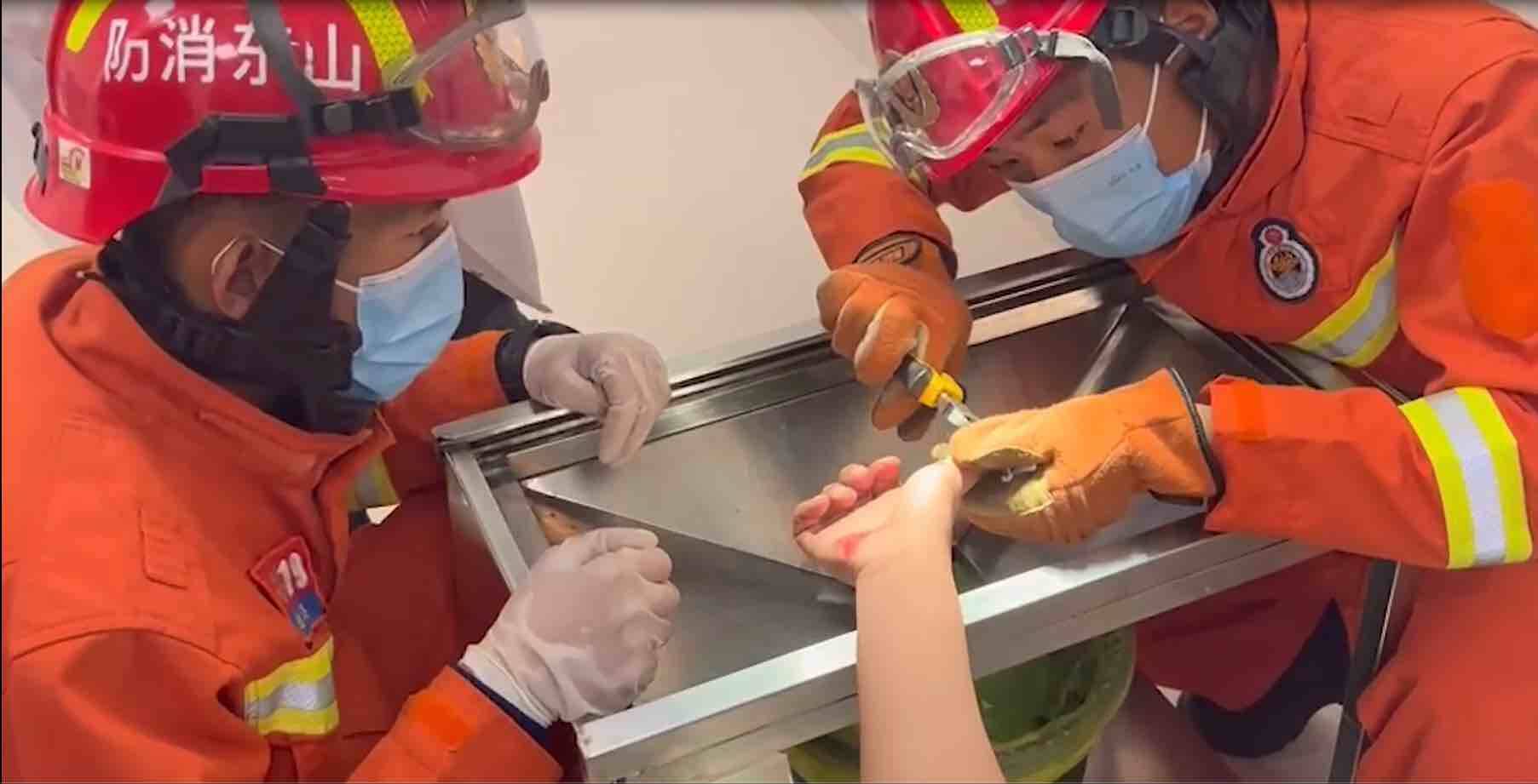 女子手被钢钉刺穿 济宁消防急诊室救援