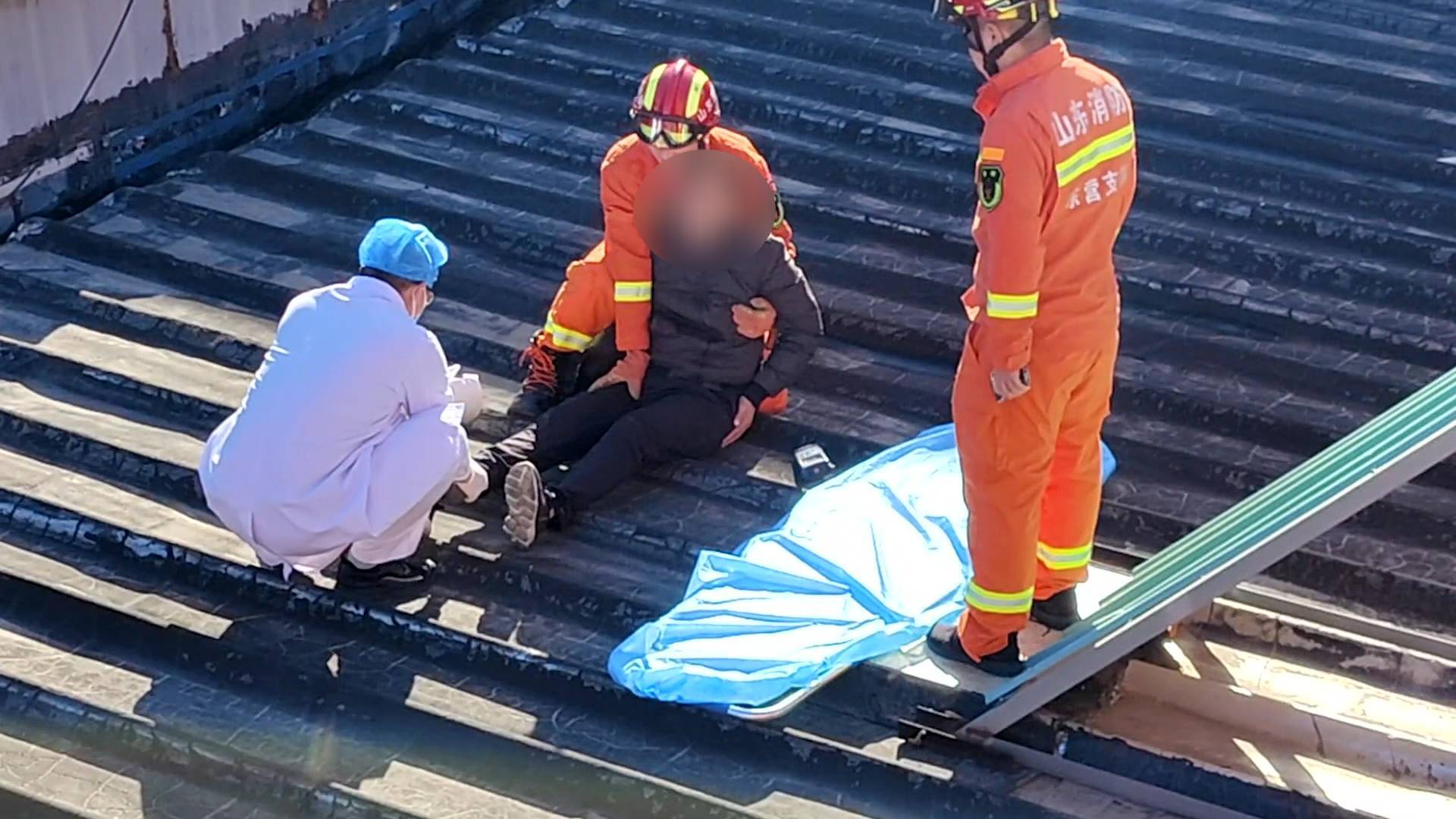 惊险！东营一名工人受伤被困楼顶  消防紧急处置