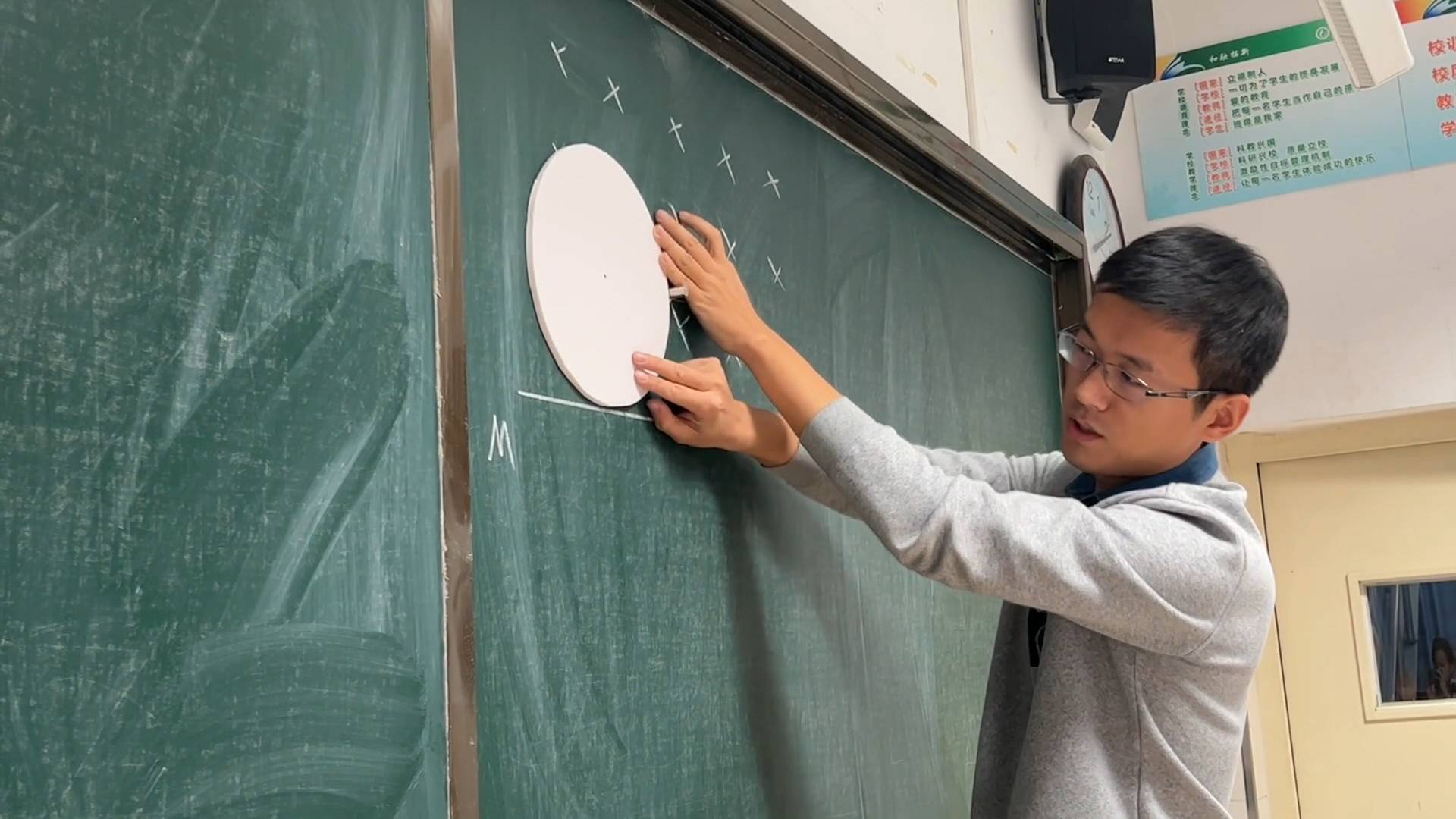 “意念控制”“全息投影” ？济钢中学有个物理老师会“魔法”!