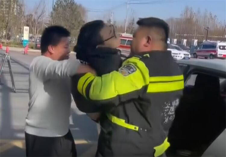 最美“警察抱” 青州市公安局特巡警这一抱暖了市民心