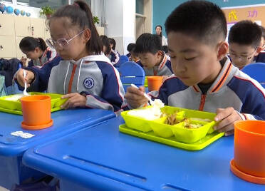 营养午餐、舒适午休！齐河推行“中央厨房”配餐模式 近万名学生吃上放心餐