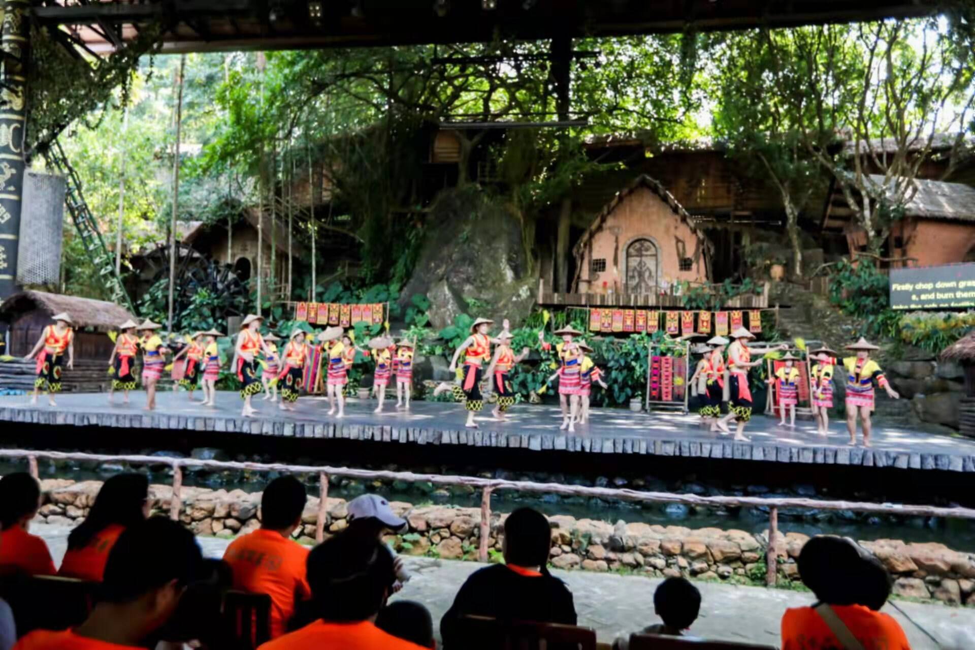 全国网媒行走进槟榔谷黎苗文化旅游区 沉浸式体验黎苗风情