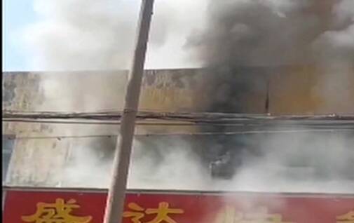 滕州一店铺意外起火，现役军人秒变“消防队员”