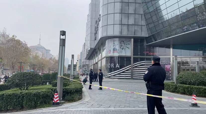 济南恒隆广场钢化玻璃倾倒致一人死亡