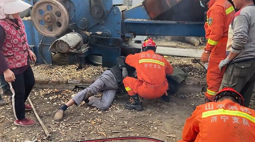 男子胳膊被卡传输带 济宁消防紧急施救