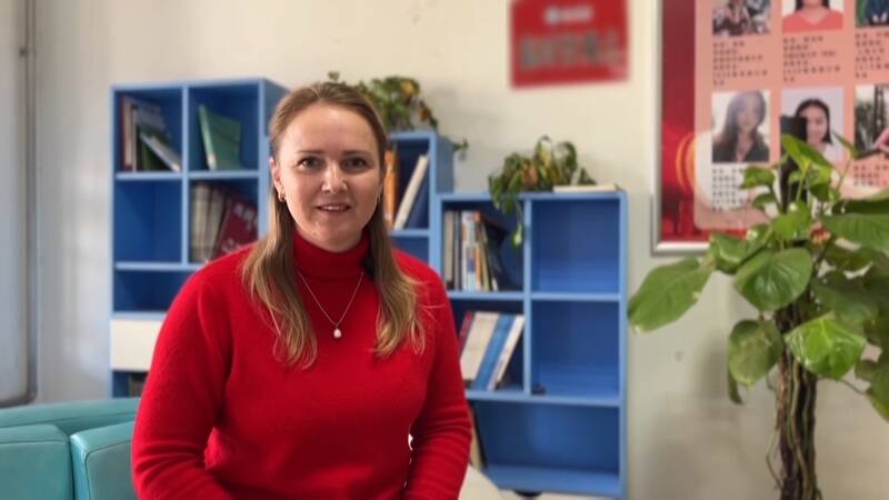 乌克兰女教师思维达：我喜欢德州这座城市，喜欢我的工作
