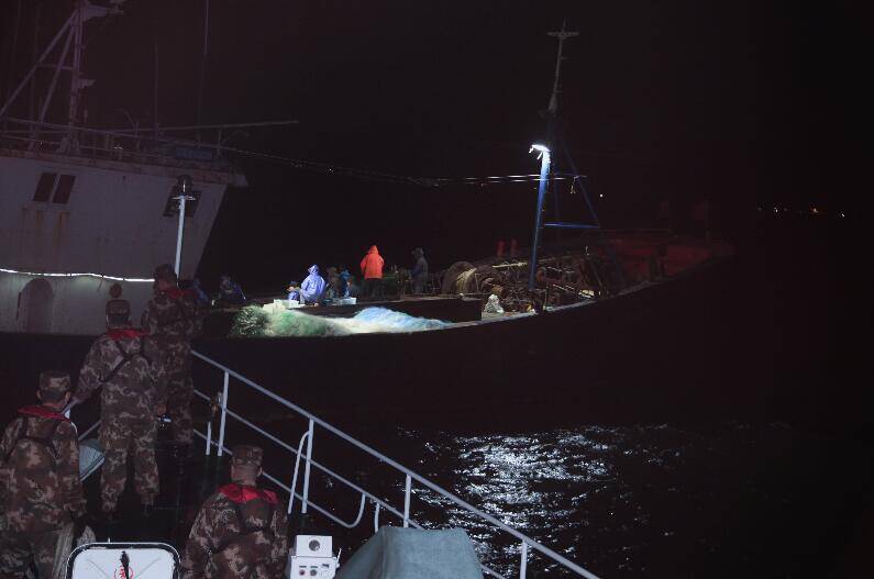 日照海警局连续查处9艘大型电鱼作业渔船