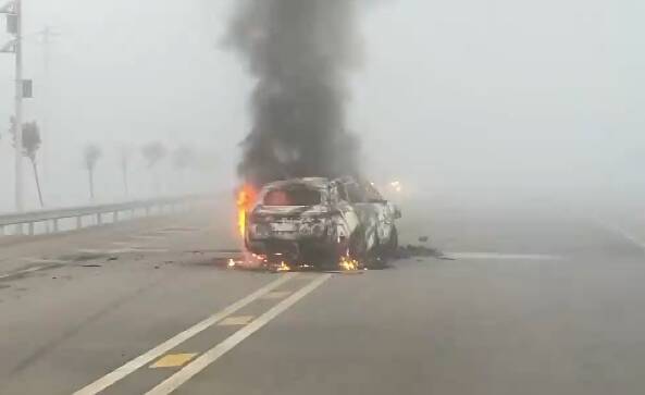 私家车雾中行驶不慎碰撞起火 济宁消防紧急救援