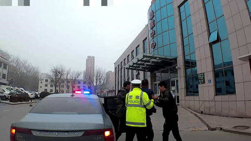 潍坊：市民手部动脉割断 交警紧急开道救人