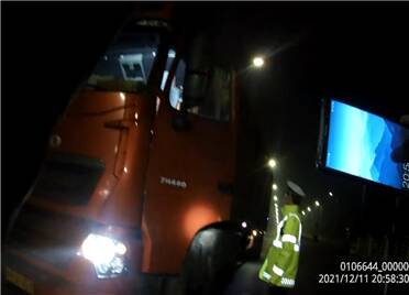 潍坊：四辆大货车夜间闯红灯 滨海交警快速查获