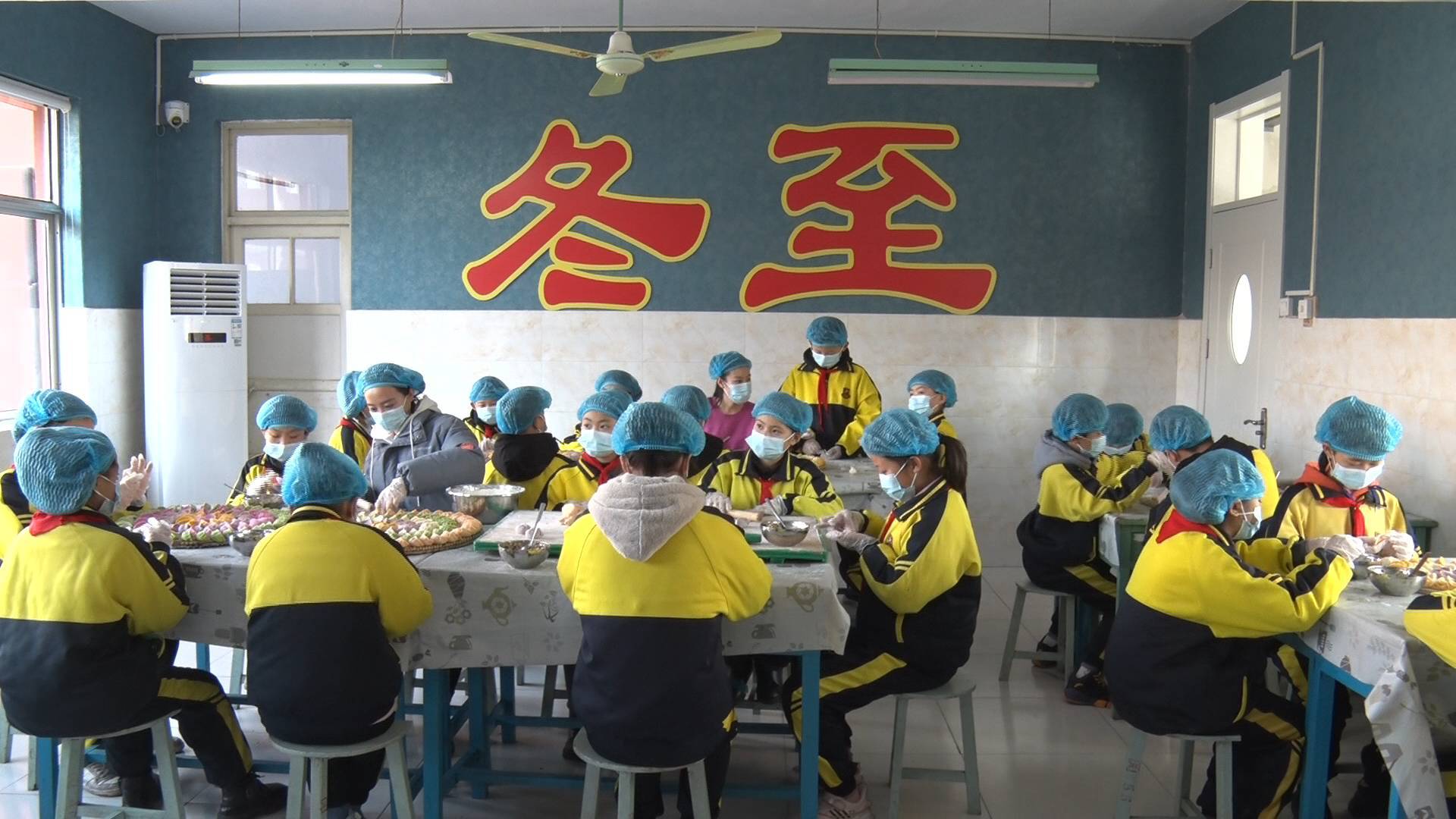 枣庄学生动手包出“彩色饺子”喜迎冬至到来