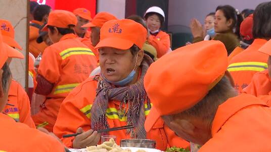 企业出钱、员工出力！潍坊百名环卫工人吃上了“冬至爱心饺子”