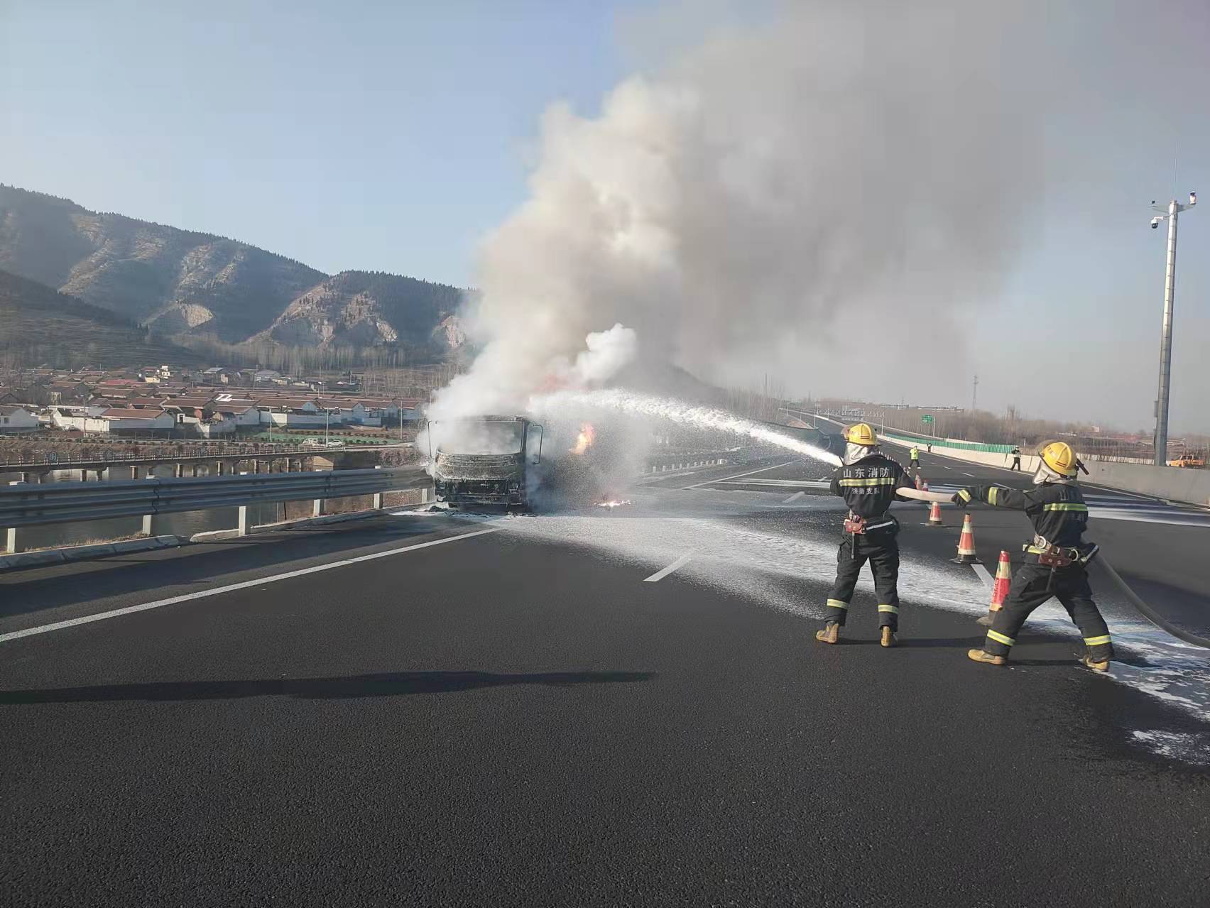 货车高速路上自燃 济南消防紧急救援