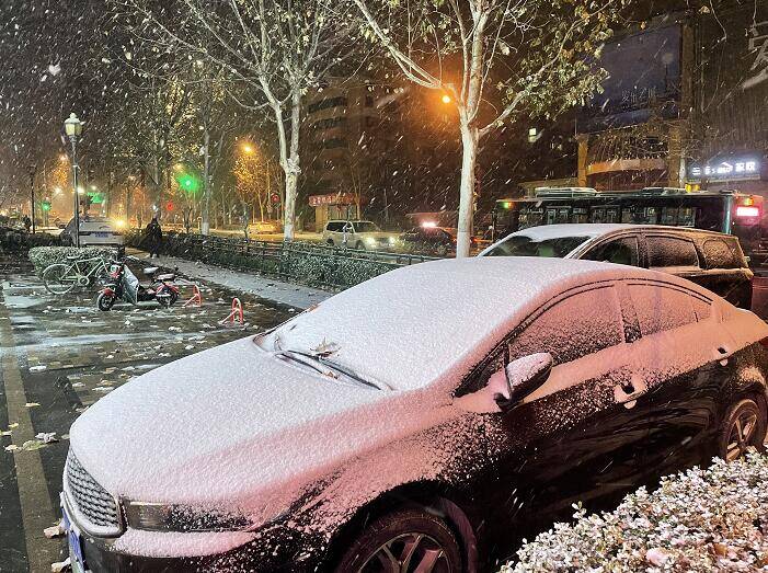 济南市区迎来降雪 部分路面积雪已超1厘米厚 出行注意安全